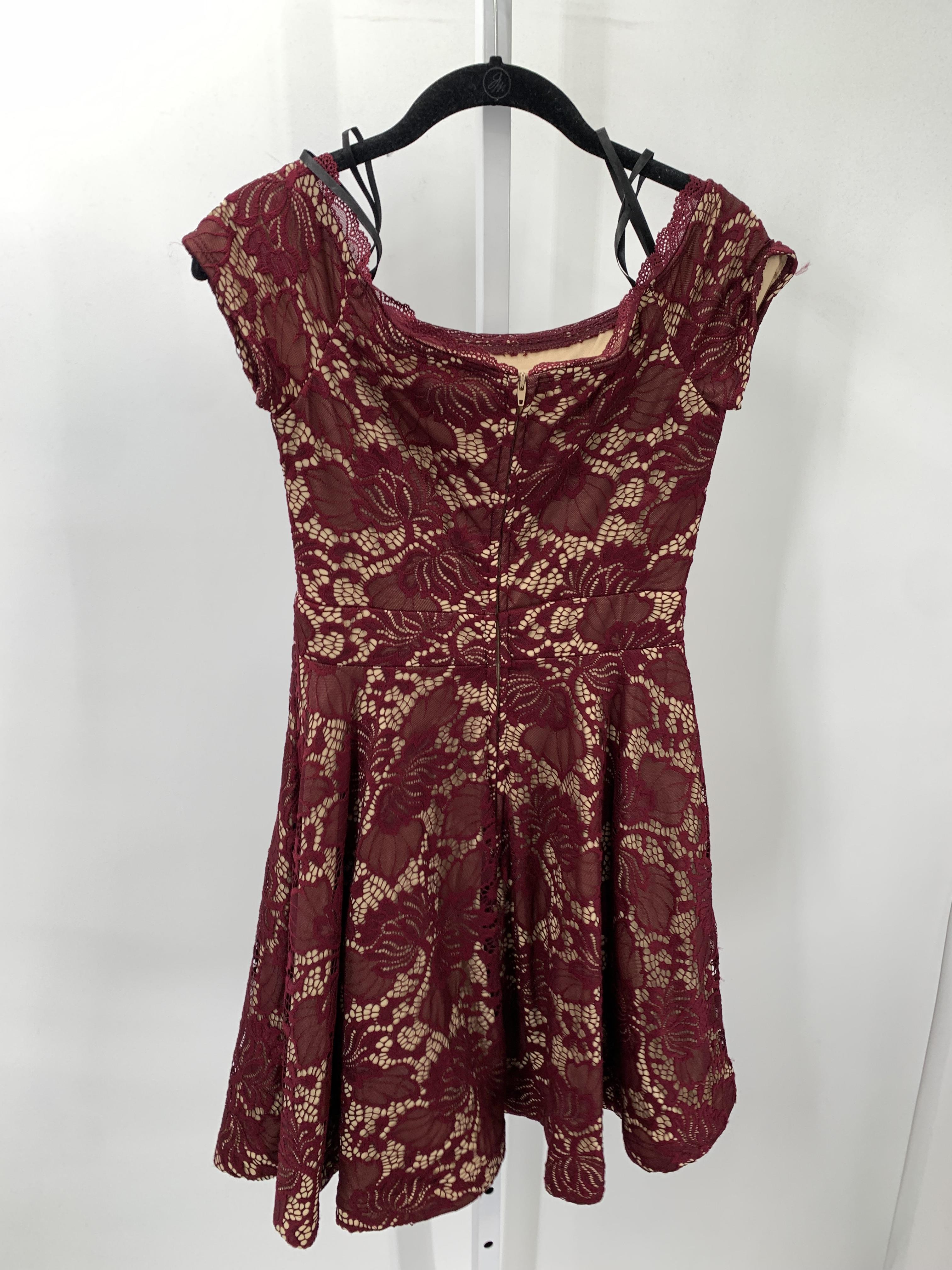 B. Darlin Size 5/6 Juniors Short Sleeve Dress