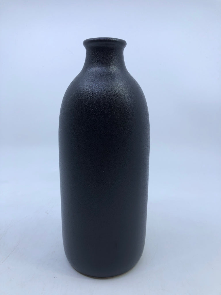 BLACK SKINNY NECK VASE.