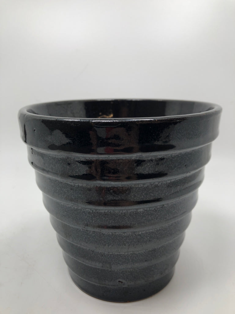 BLACK RIBBED TERRA COTTA PLANTER.