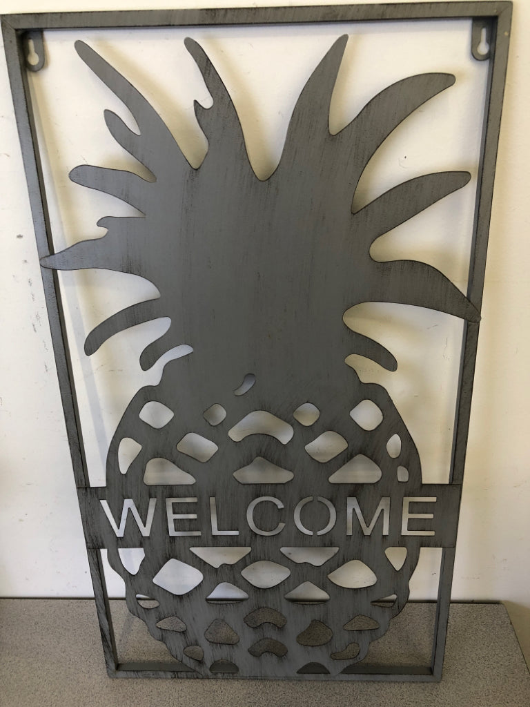 PINEAPPLE WELCOME SIGN.
