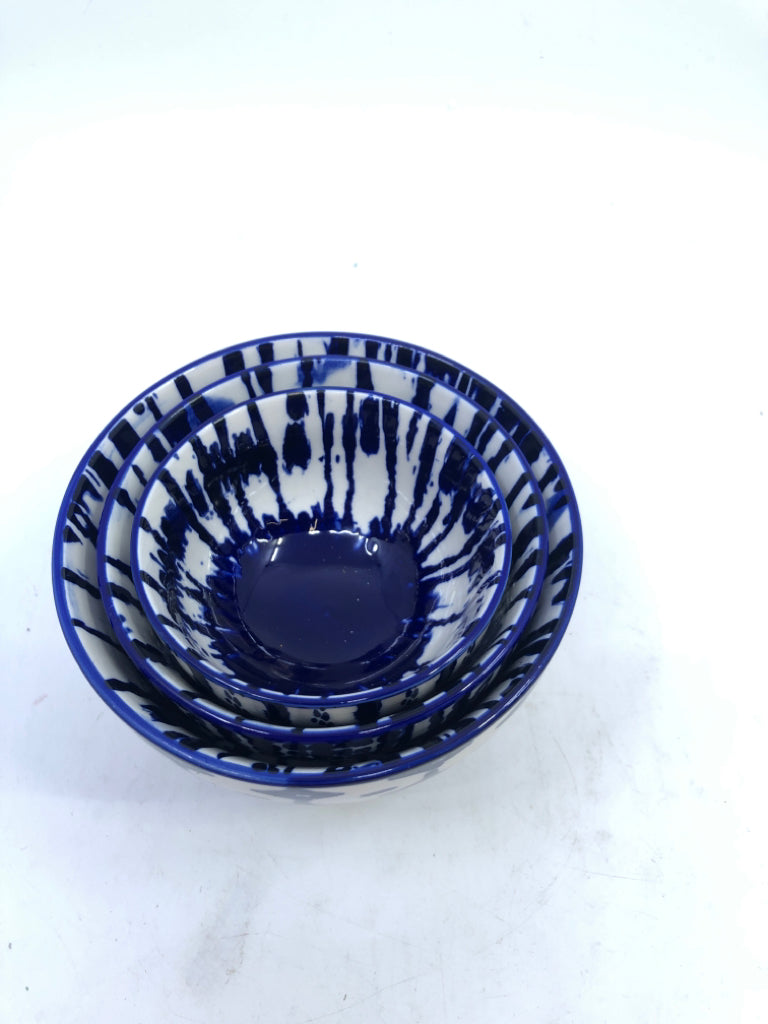 3 BLUE AND WHITE NESTING BOWLS.