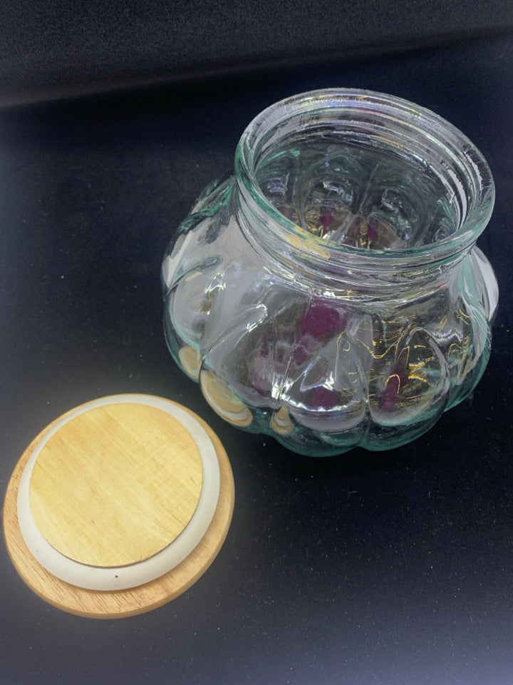 LARGE ROUND GLASS ONION JAR W/BAMBOO LID.
