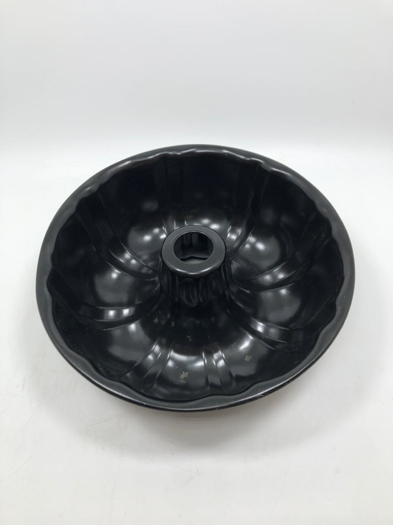 METAL BUNDT PAN.