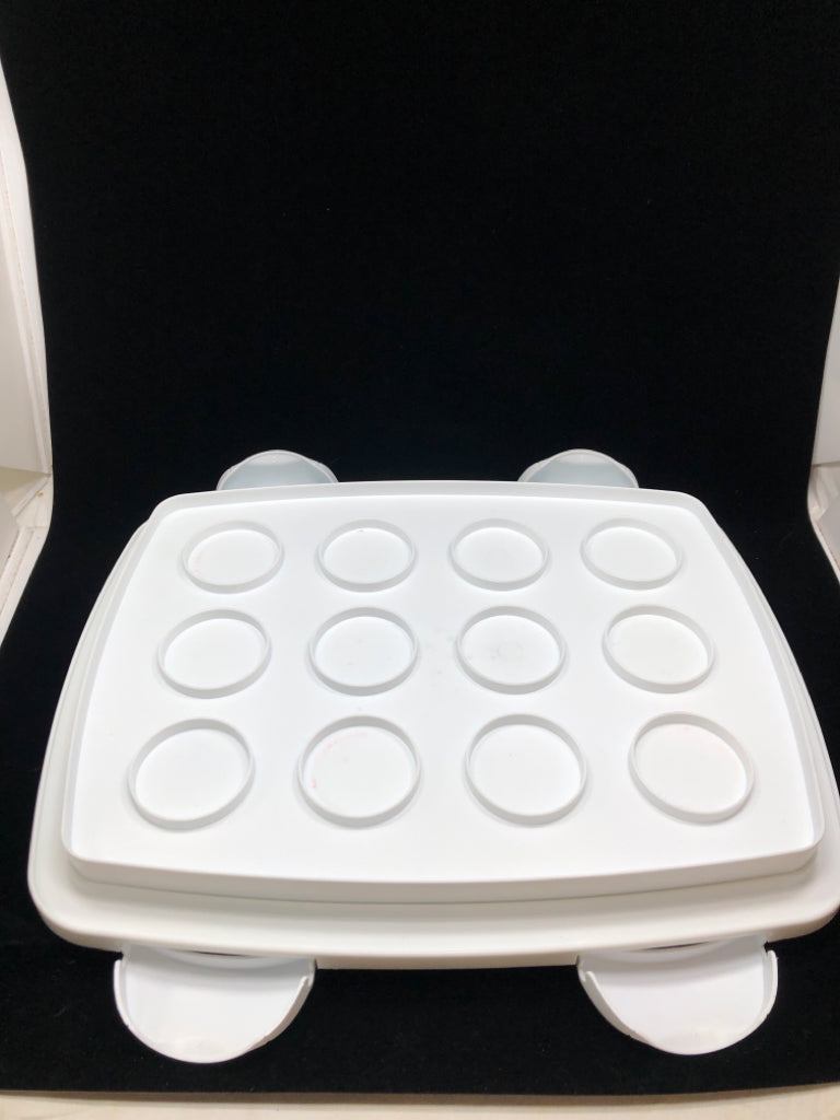 WILTON CAKE/CUPCAKE CARRIER.