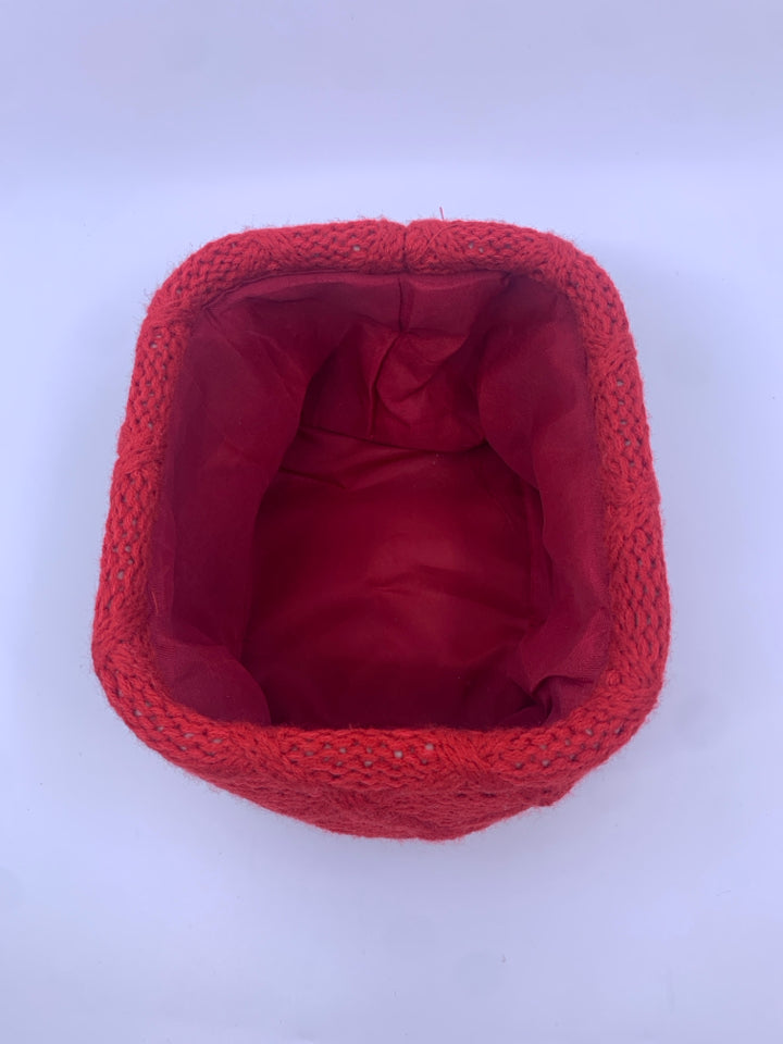 SMALL RED KNITTED BASKET.