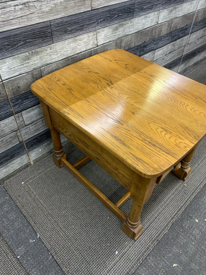 WOOD END TABLE W/DRAWER.