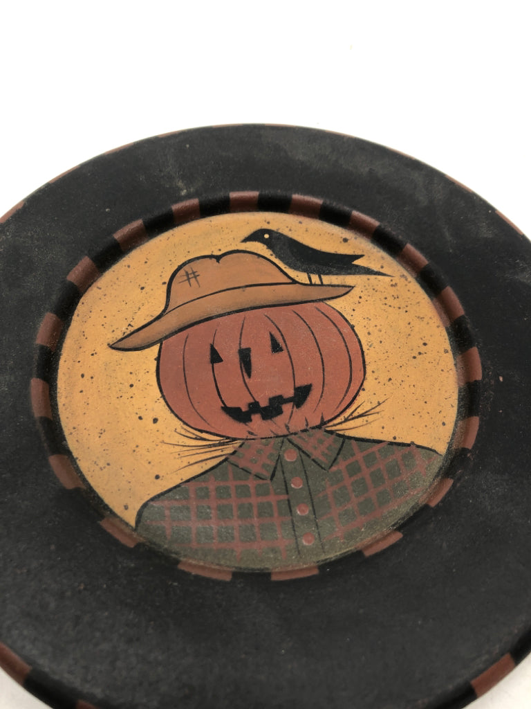 2 PRIM PUMPKIN SCARECROW & CROW DECOR PLATES W/STAND.