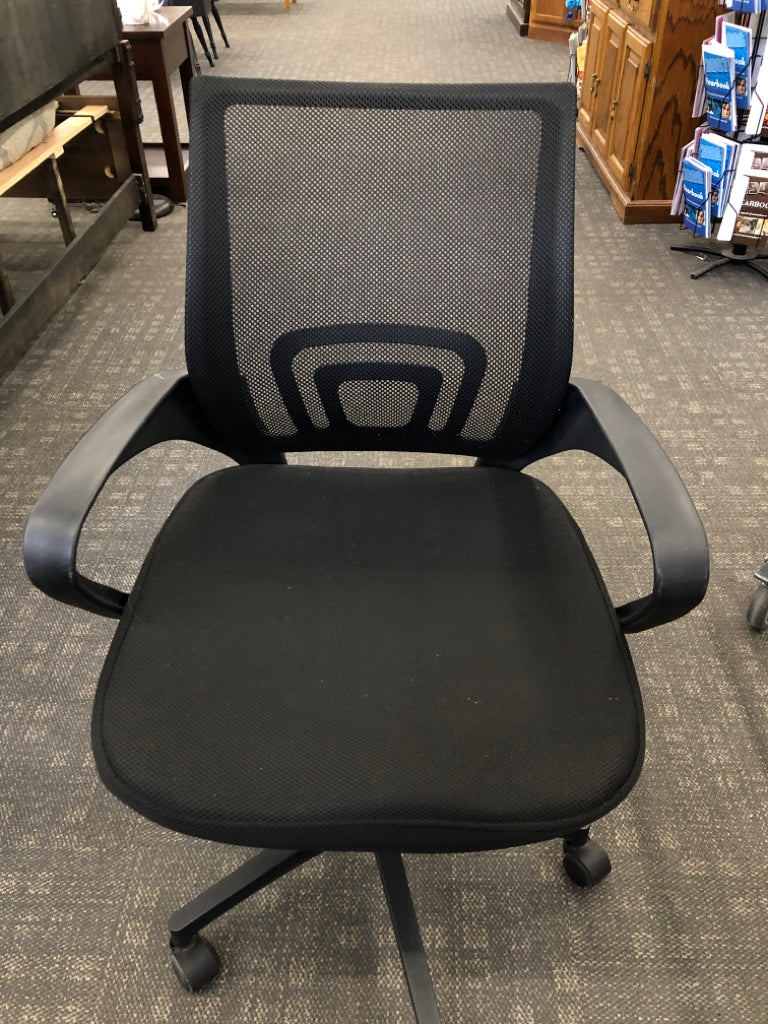 BLACK MESH SWIVEL OFFICE CHAIR.