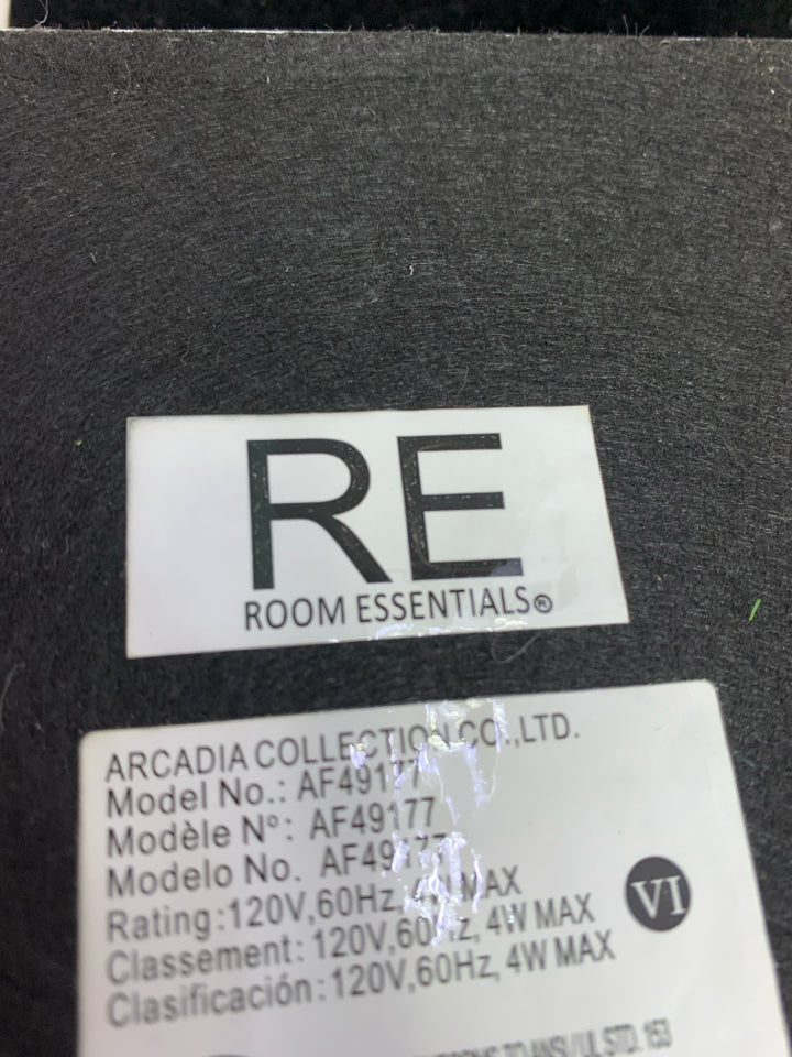 WHITE PLASTIC DESK LAMP ORGANIZER W/USB PORT.