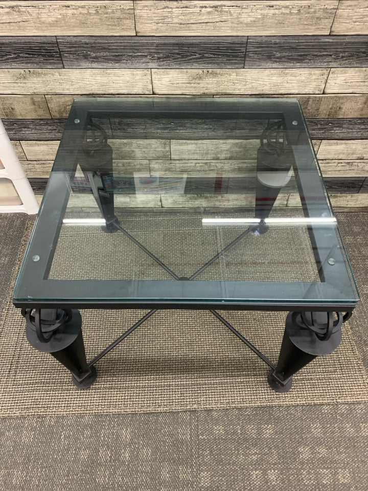 METAL BASE SQUARE SIDE TABLE W/GLASS TOP.