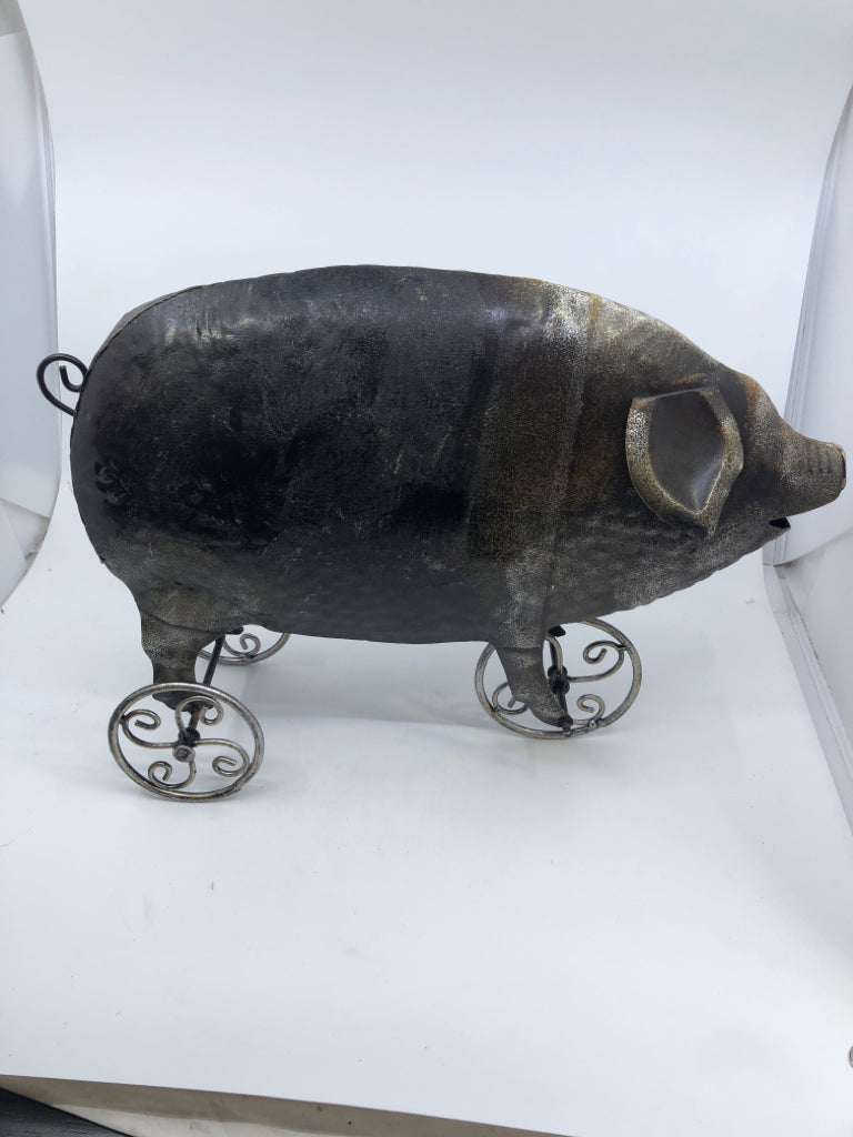 METAL PIG ON WHEELS DECOR.