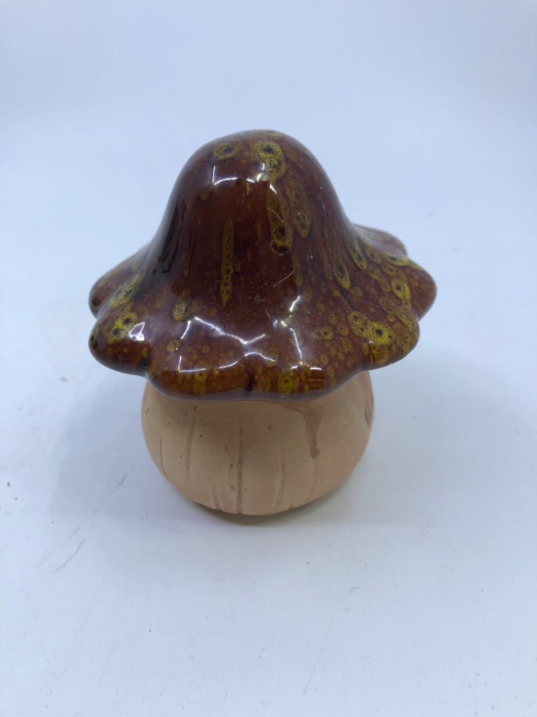 SMALL CERAMIC MUSHROOM W BROWN POTTERY TOP.