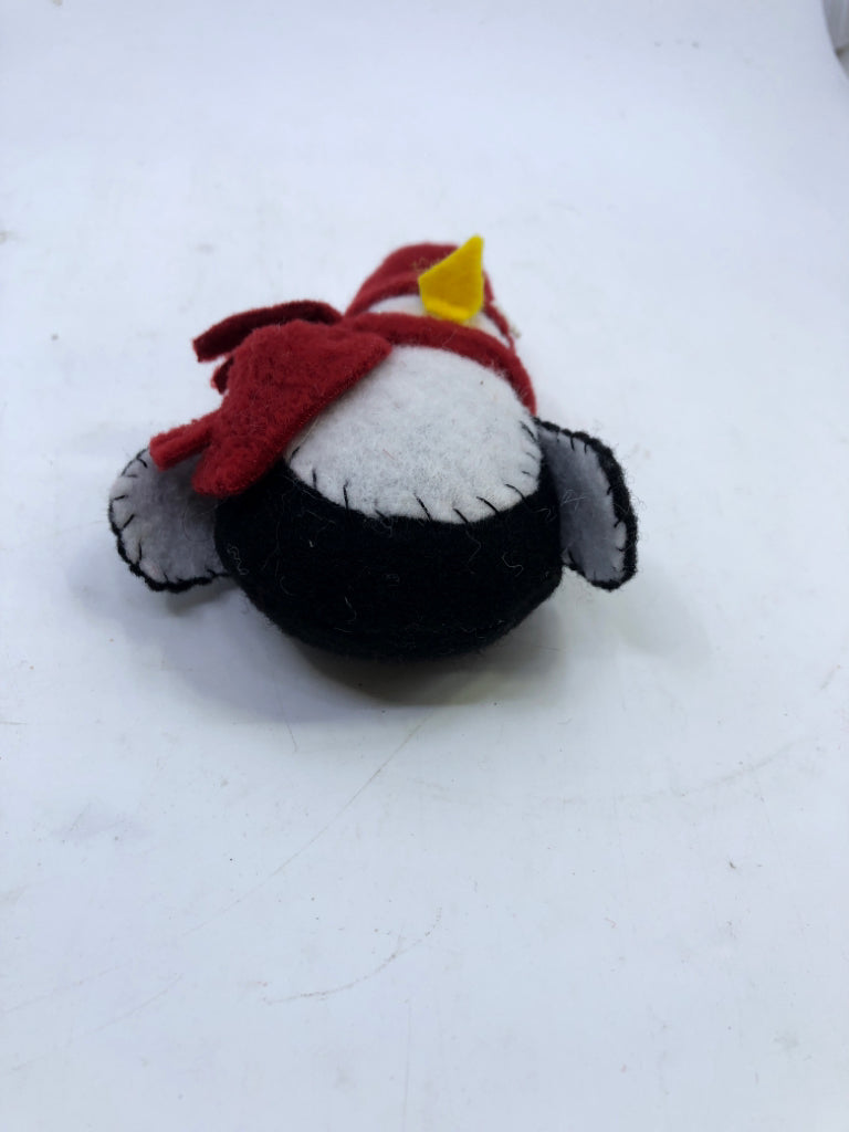 FELT PENGUIN ORNAMNET.