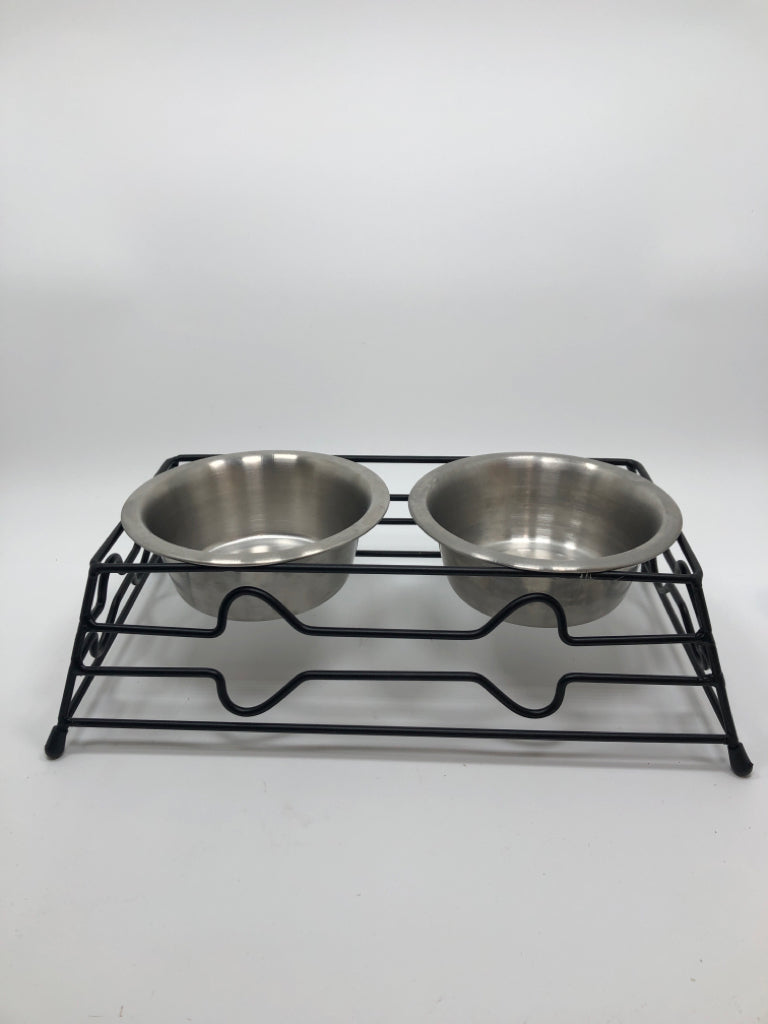 2 METAL PET FOOD DISH IN BLACK METAL STAND.
