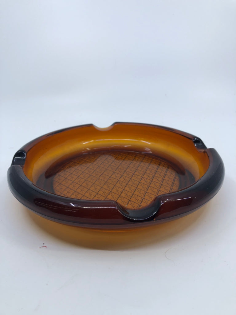 VTG AMBER GLASS ASHTRAY.