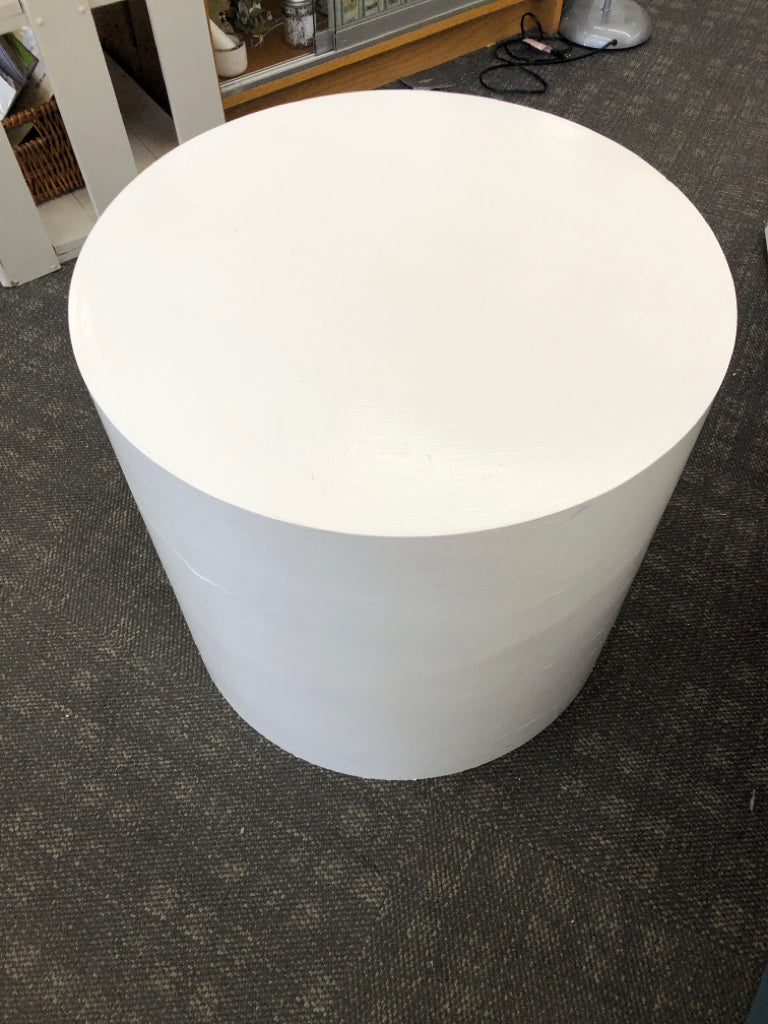 WHITE WOOD ROUND SIDE TABLE.