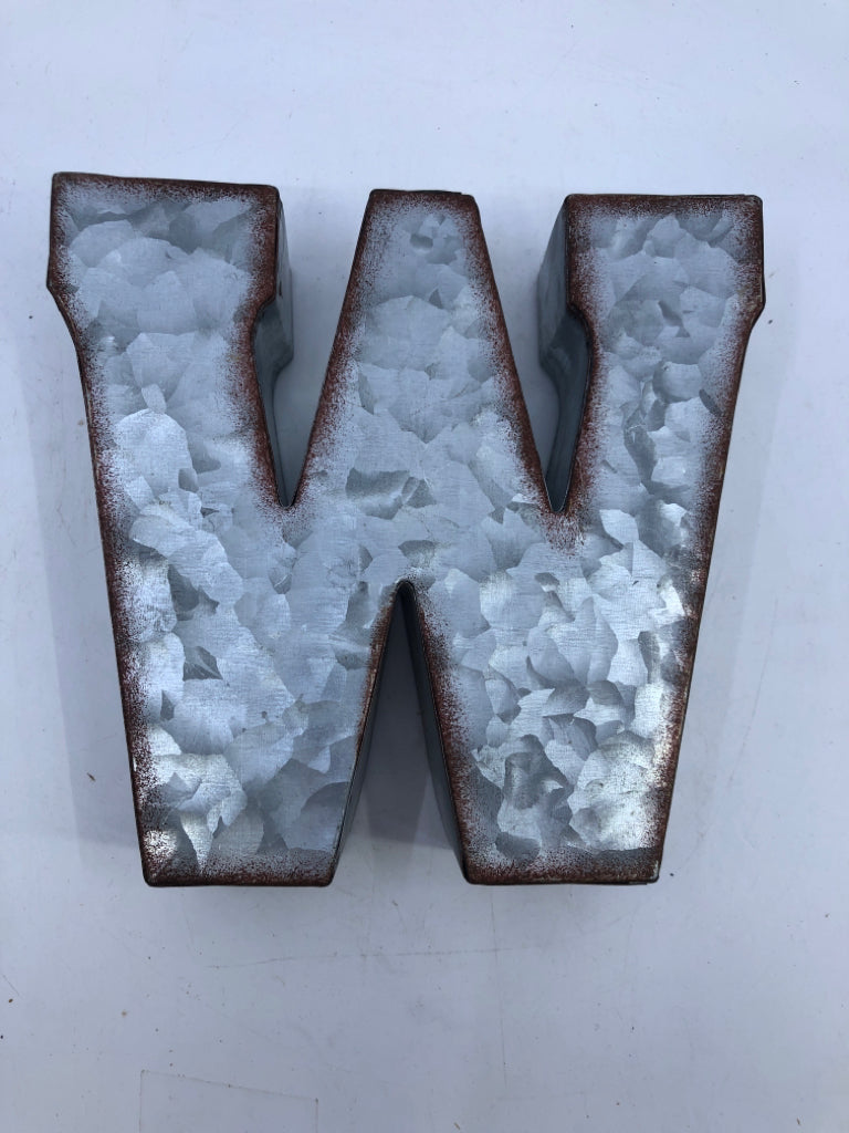 METAL "W" SHELF/WALL DECOR.
