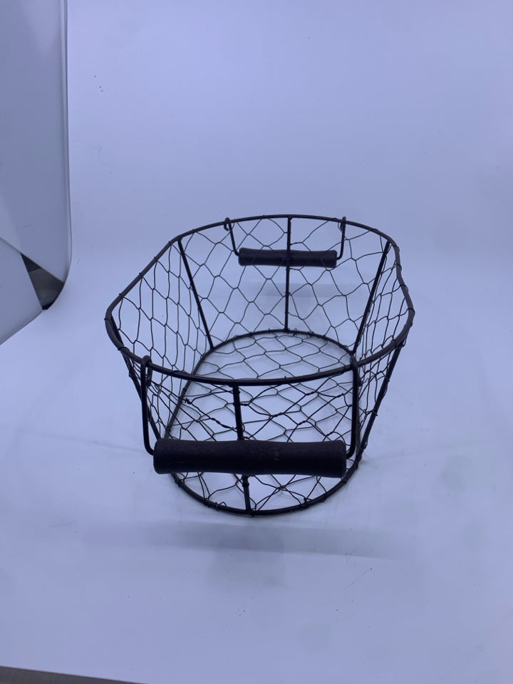 OVAL BROWN CHICKEN WIRE BASKET.