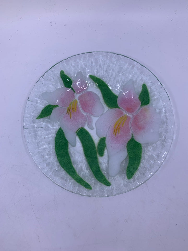 6 ASSORTED FUSED GLASS FLORAL LUNCH PLATES.