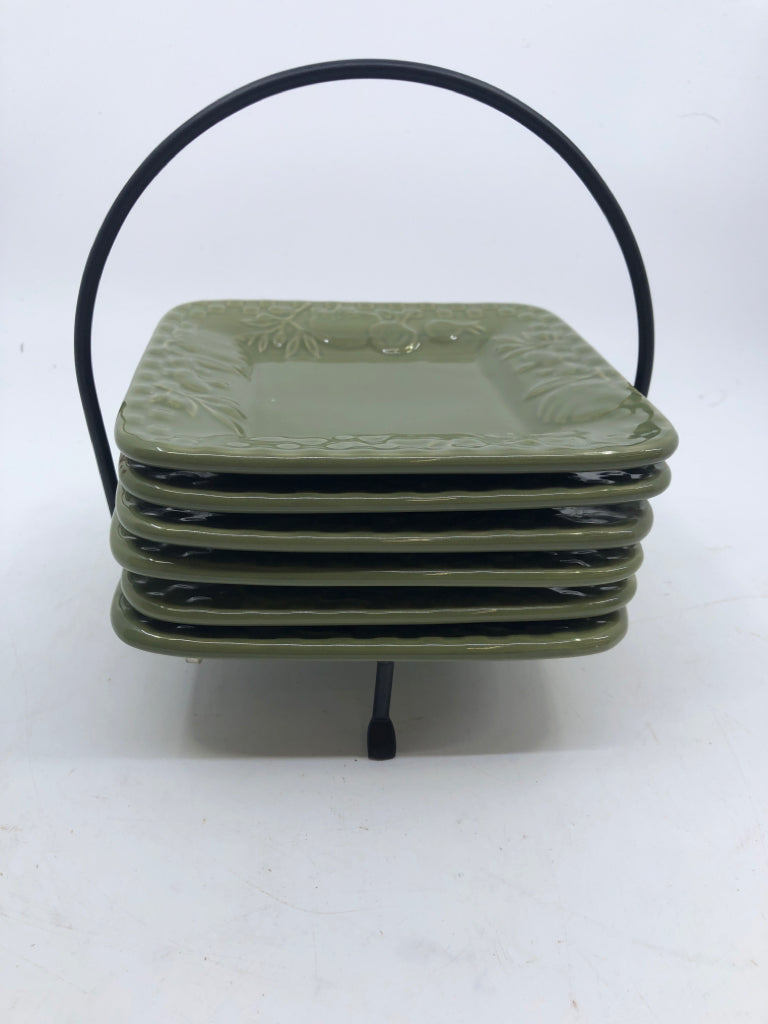 6 GREEN APPETIZER SQUARE PLATES IN BLACK METAL STAND.