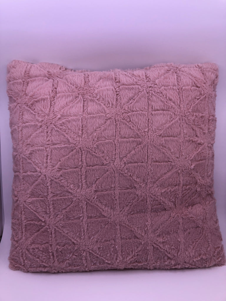 PINK W/ TRIANGLE DETAIL PILLOW.
