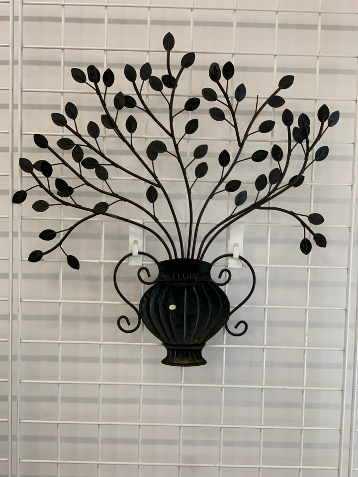 BROWN METAL TREE BOUQUET WALL HANGING.