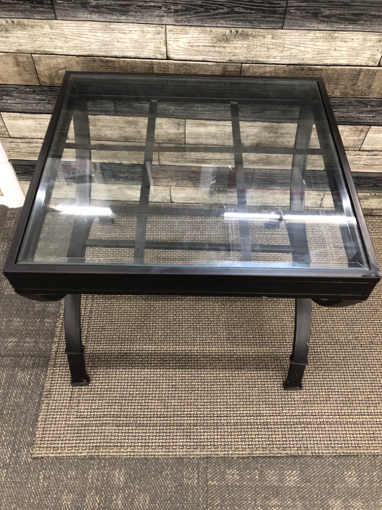 METAL U-SHAPED SIDE TABLE W/GLASS TOP.
