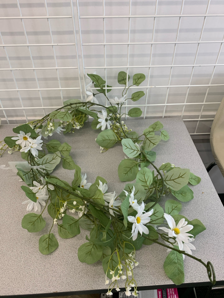 NWT WHITE DAISY FLOWER GARLAND.