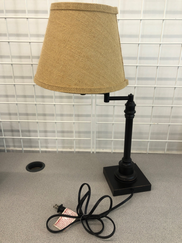 ADJUSTABLE BLACK LAMP W/BURLAP SHADE.