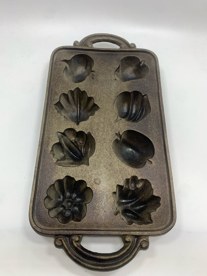 CAST IRON BAKING PAN.