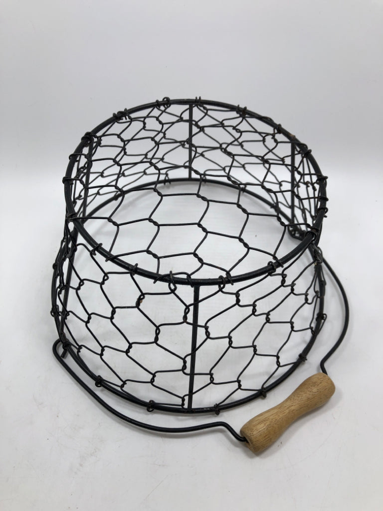 WOVEN WIRE BASKET W/WOOD HANDLE.