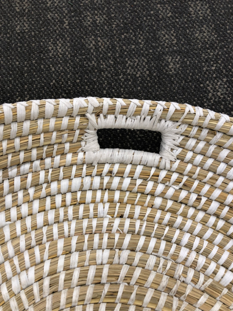 LG WOVEN WHITE LOW BASKET.