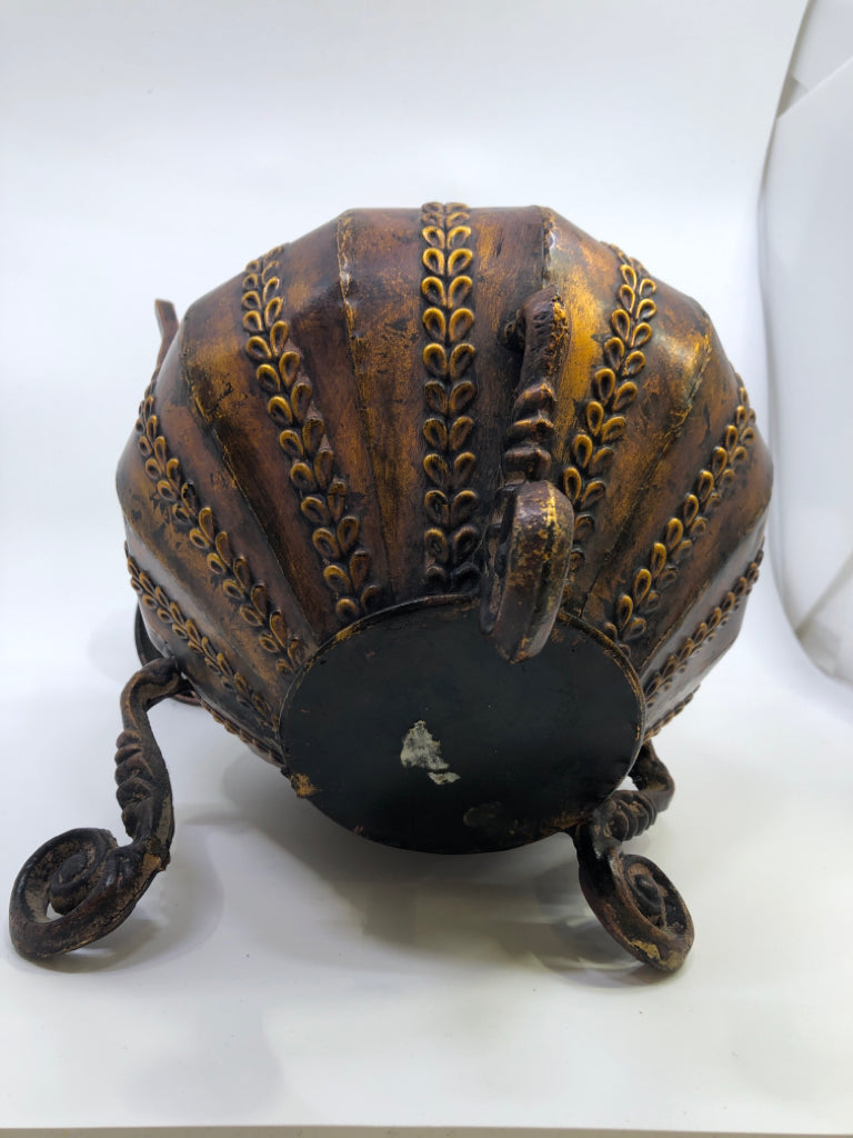 METAL URN VASE W/LID.