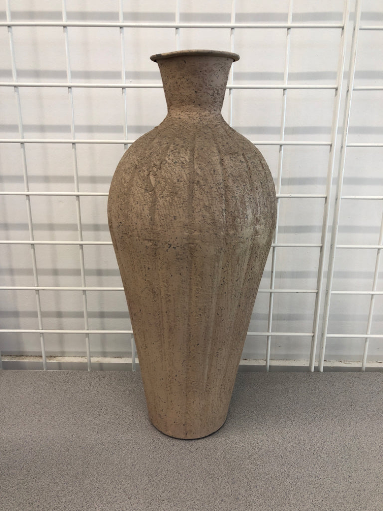 SPECKLED MATTE VASE.