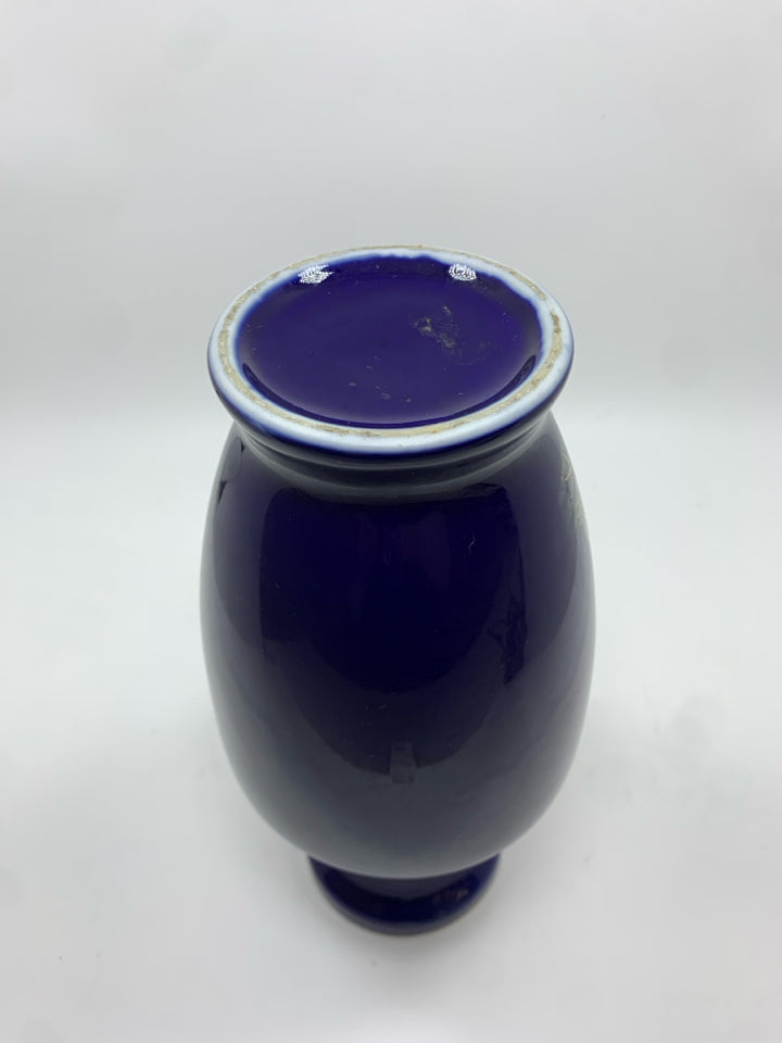 BIRD PAINTED COBALT BLUE PORCELAIN VASE.
