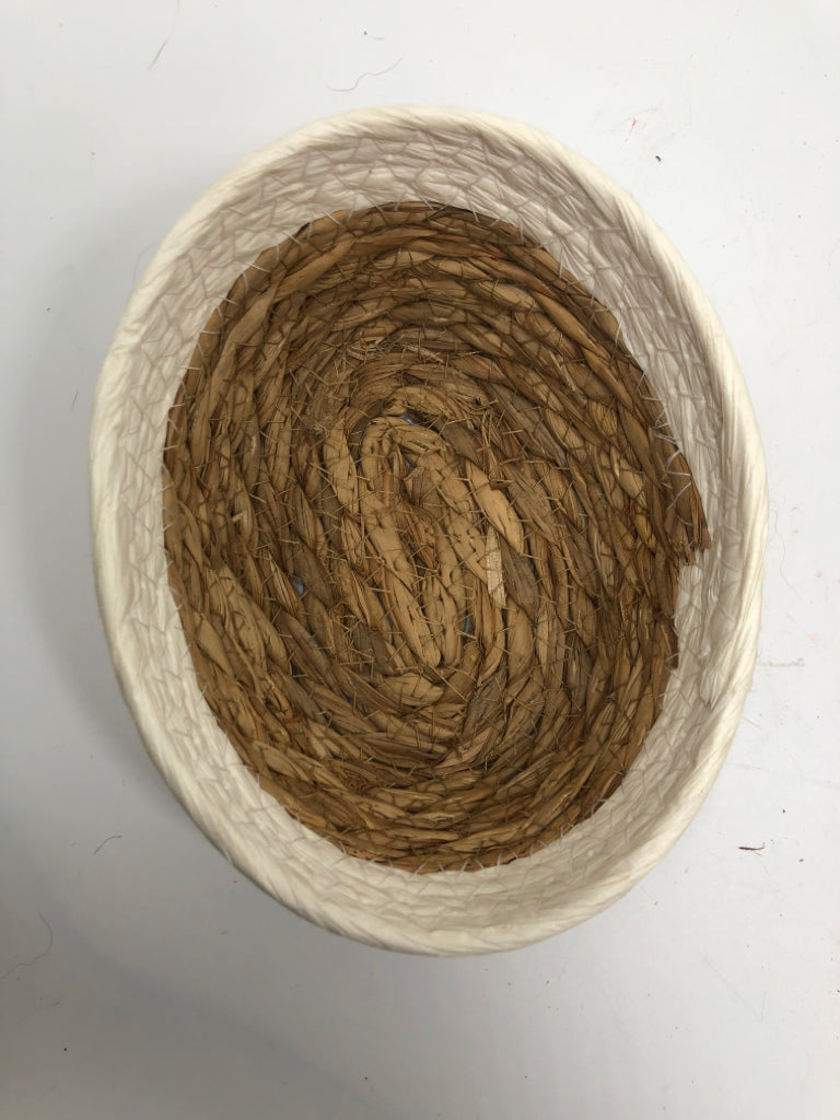2PC WHITE/BEIGE WOVEN BASKETS.