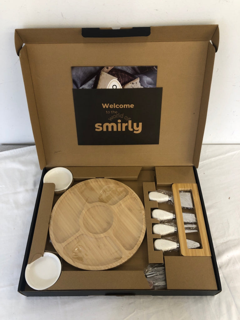 NIB SMIRLY CHEESEBOARD SET