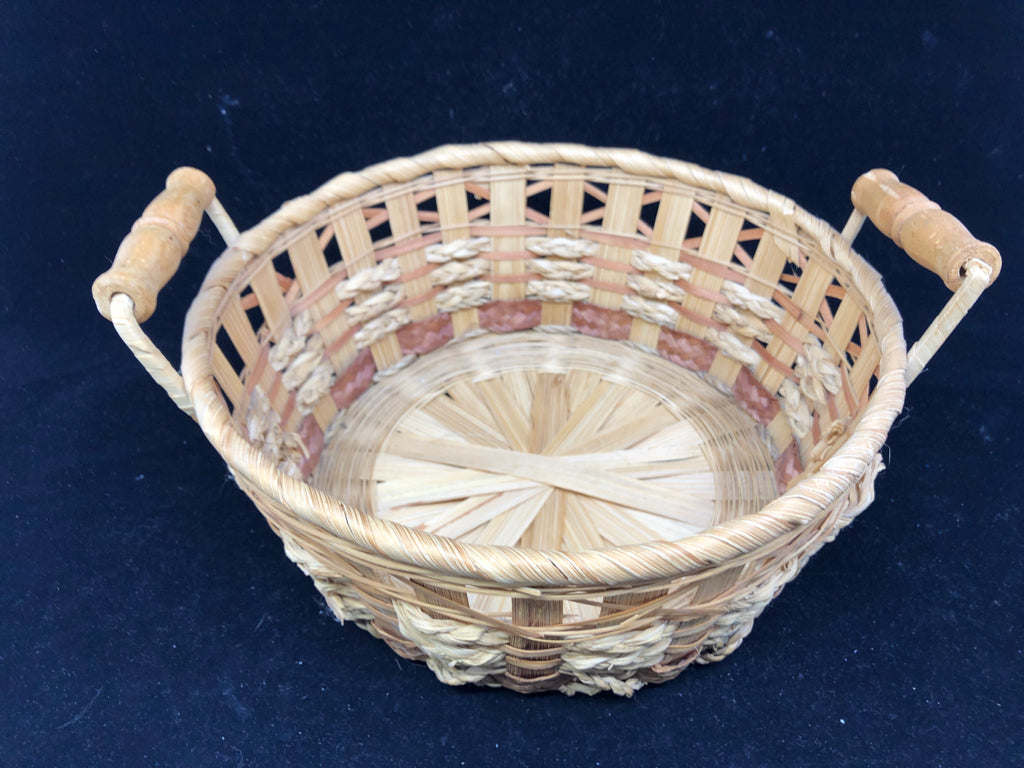 2 TONED WICKER BASKET W/WOOD HANDLES.