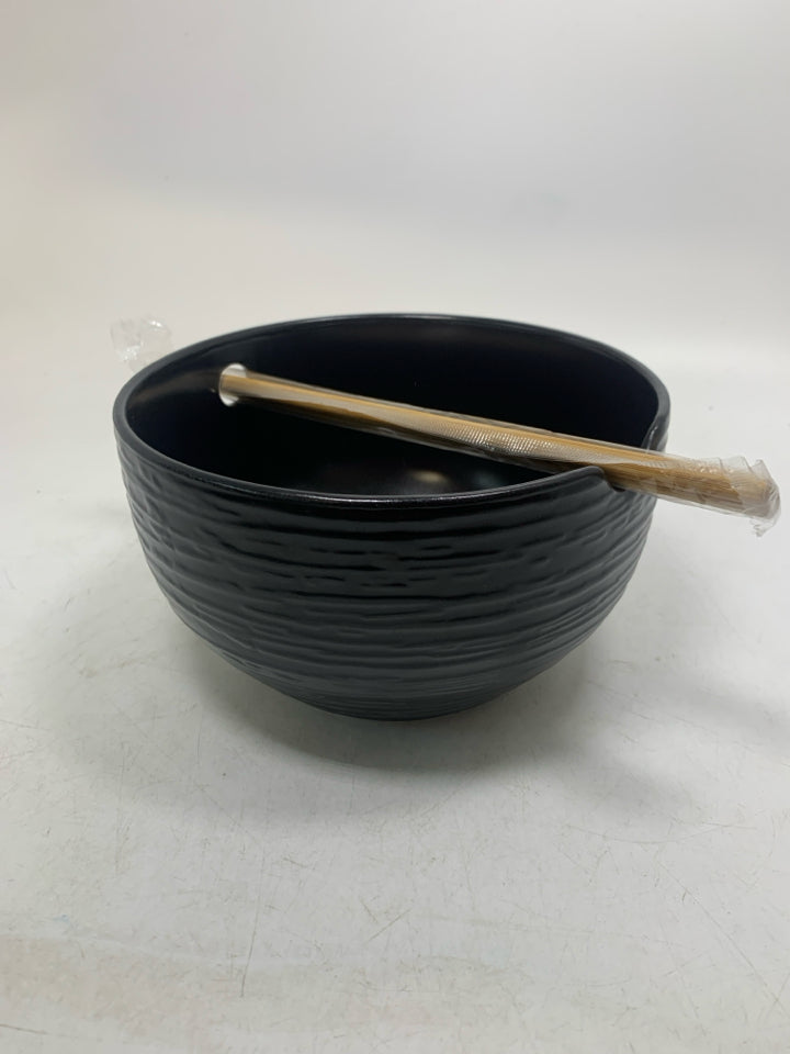 2 PC TEXTURED EXTERIOR RAMEN BOWL W/ CHOPSTICKS.