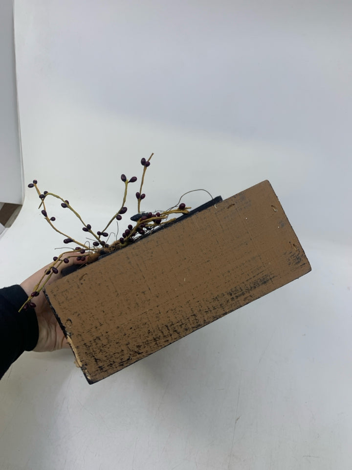 DECORATIVE PRIMITIVE STYLE TAN BIRD HOUSE W/ STAR PIP BERRIES.