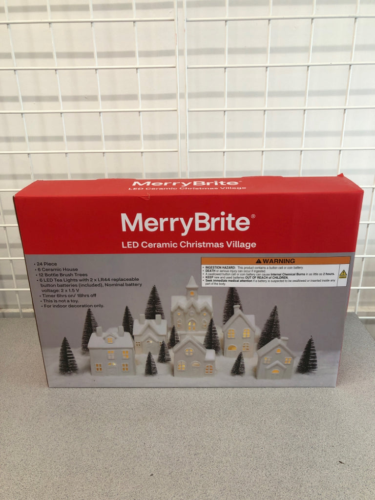NIB 24PC CERAMIC CHRISTMAS VILLAGE SET.