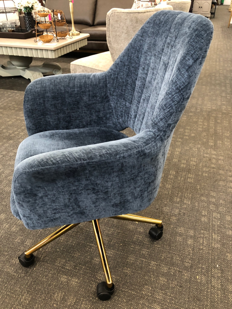 UPHOLSTERED ROLLING OFFICE CHAIR W/GOLD BASE.
