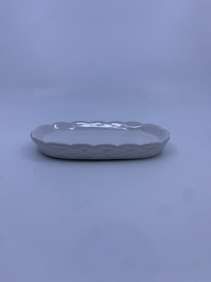 WHITE BASKET WEAVE SOAP DISH.