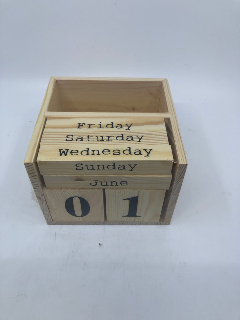 NIP BLONDE WOOD PERPETUAL CALENDAR.