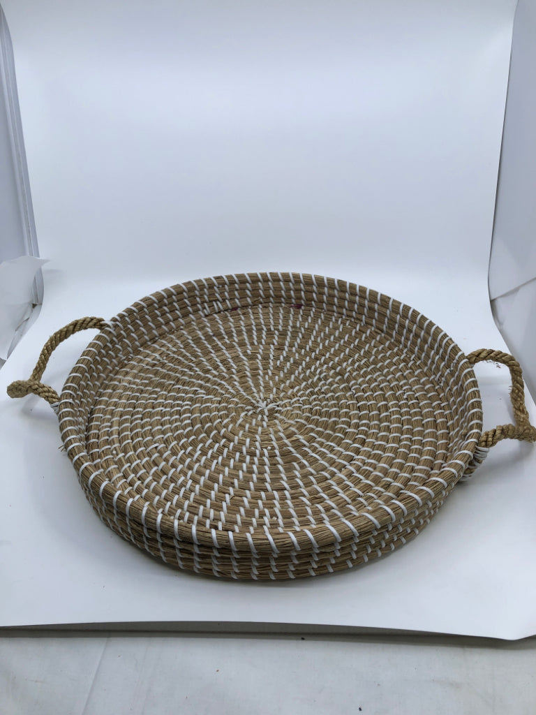 WOVEN TAN/WHITE TRAY W/HANDLES.