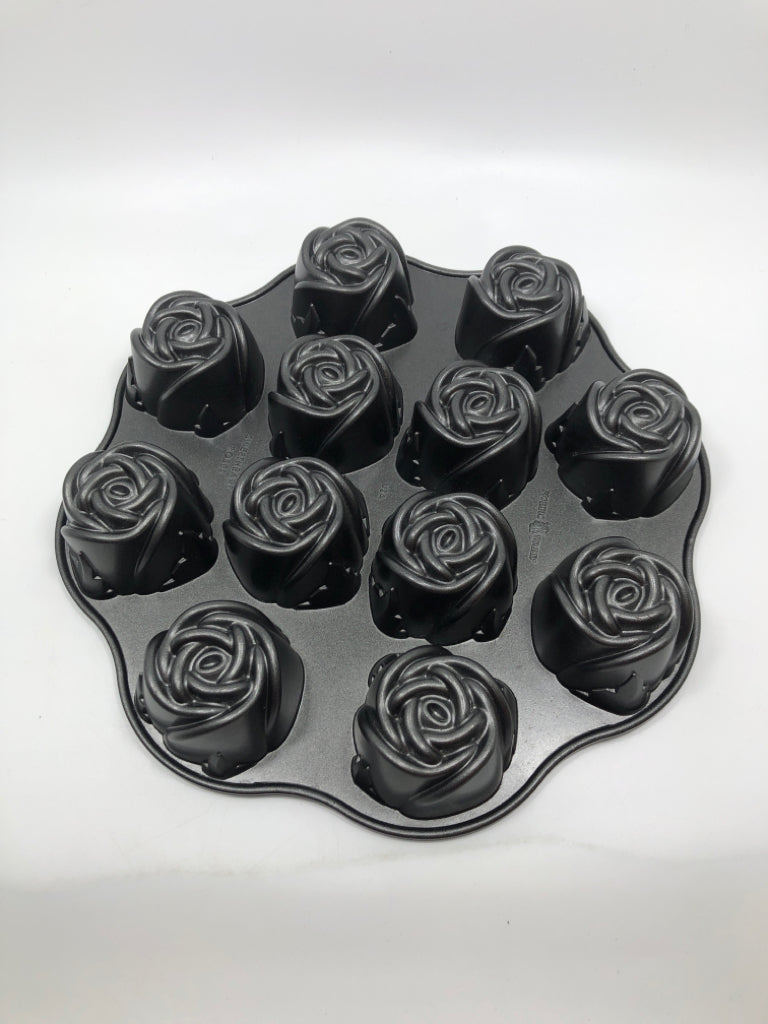 12-SLOT ROSE CAKE/ MUFFIN PAN.