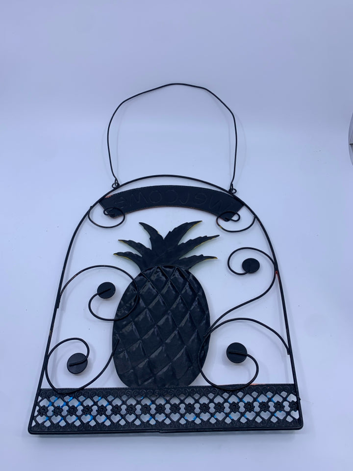 METAL WIRE PINEAPPLE HANGING WELCOME SIGN.