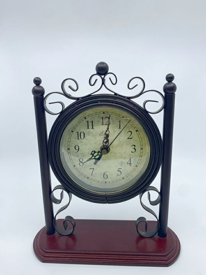 BROWN SCROLL METAL DESK CLOCK.