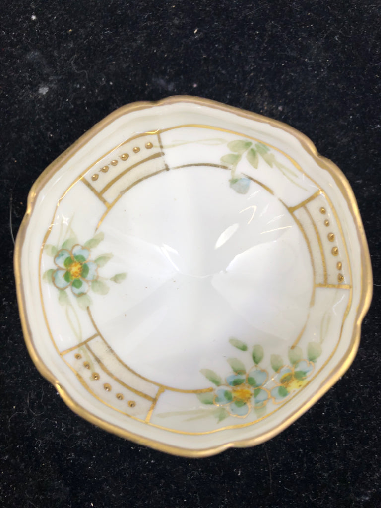 VTG SMALL WHITE FOOTED TRINKET DISH W/ GOLD ACCENTS GREEN FLOWER.