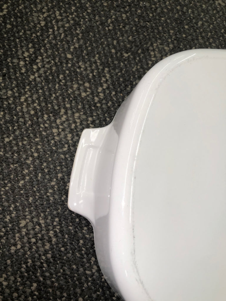 CASSEROLE DISH W/LID.